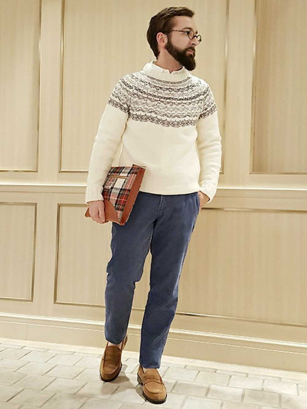 ブラウン系のローファー、ホワイト系のシャツ/ブラウス、ホワイト系のニット/セーターを着用したメンズの秋コーディネートの1枚目の写真