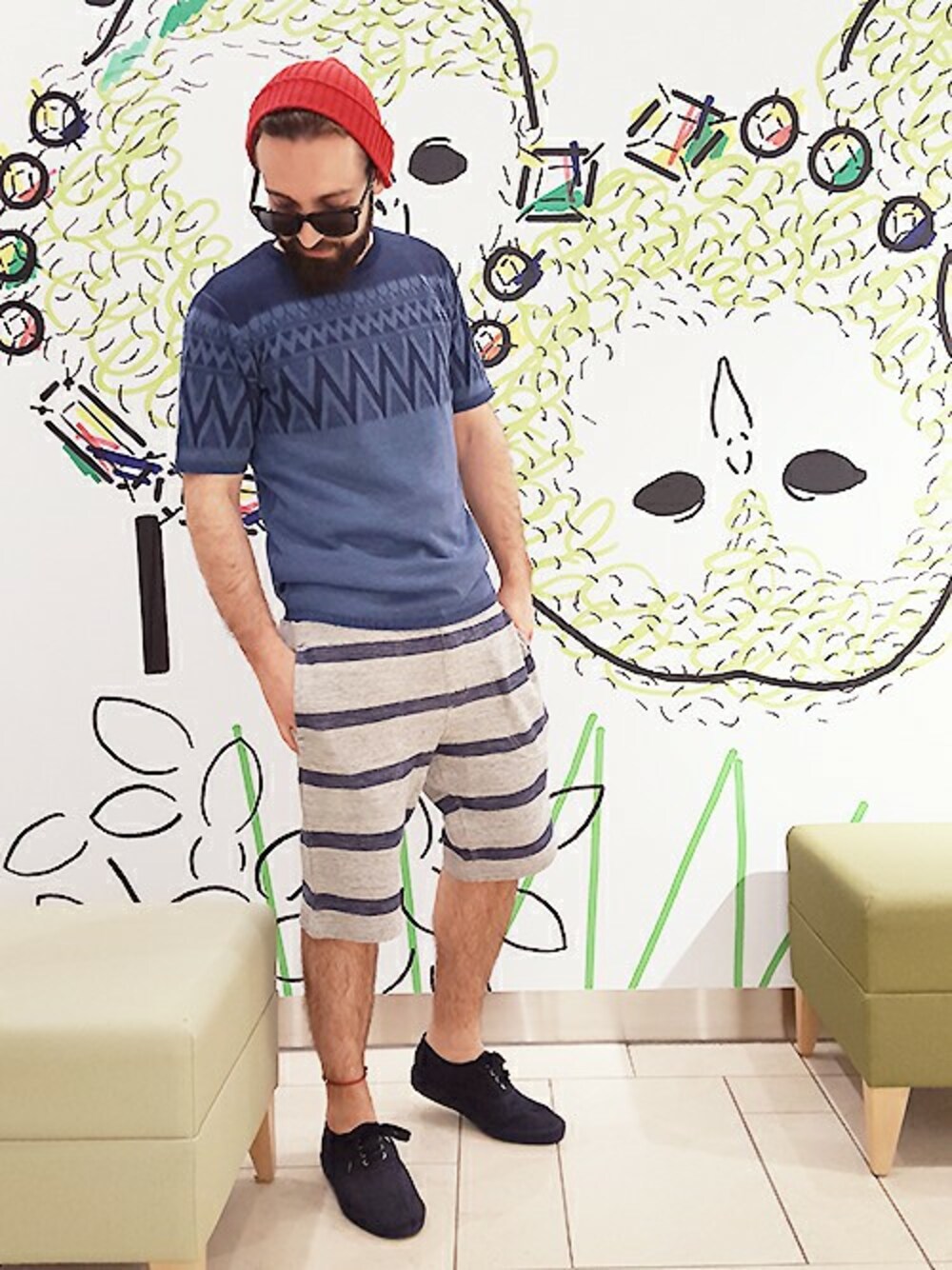 グレー系のその他パンツ、ブルー系のスニーカー、ブルー系のニット/セーターを着用したメンズの春コーディネートの1枚目の写真