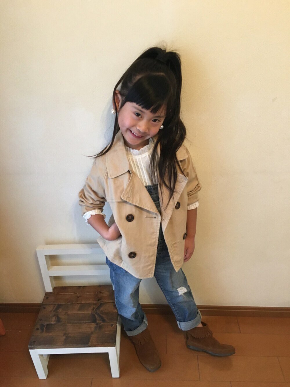 「トレンチフェス☆、女の子コーデ、キッズコーデ、トレンチコート、5歳」｜「petit mainのピンタック入りフリルデザインブラウス（シャツ/ブラウス、ホワイト系）」を使った、noa◡̈♥︎さん（キッズ・110cm）の冬コーディネートの1枚目の写真