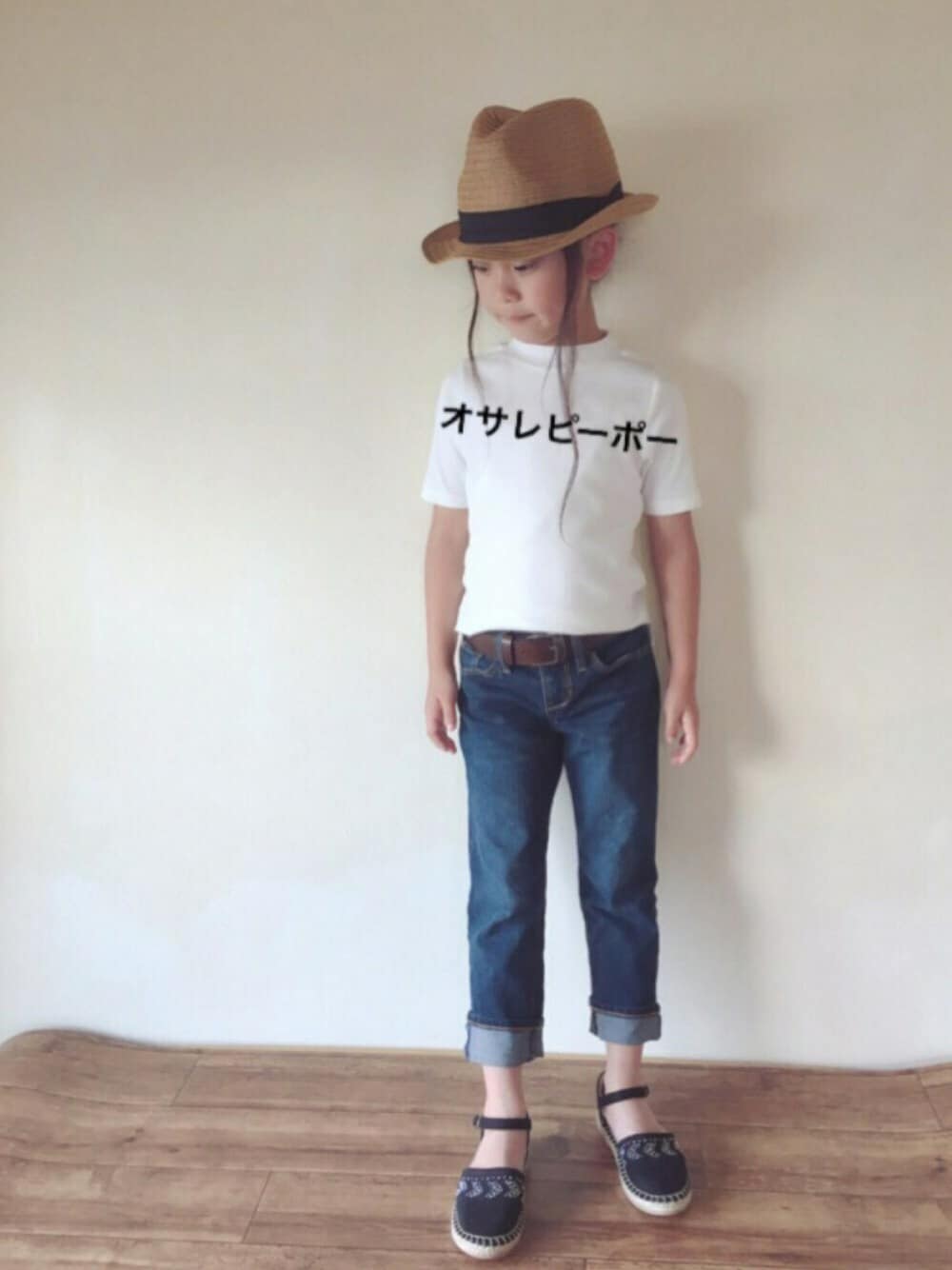 ホワイト系のTシャツ/カットソー、ブルー系のデニムパンツ、ブラック系のサンダルを着用したキッズの春コーディネートの1枚目の写真