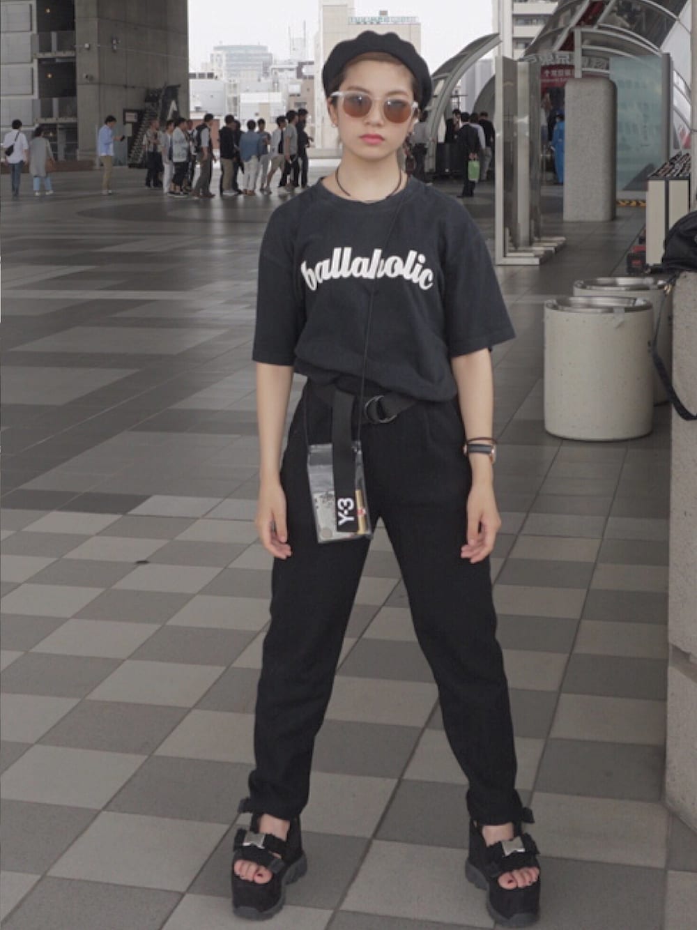 「ブラックコーデ、厚底サンダル、BasketBall、ストリート」｜「Y-3のLOGO WOVEN BELT（ベルト、ブラック系）」を使った、矢部ユウナさん（レディース・152cm）の春コーディネートの1枚目の写真