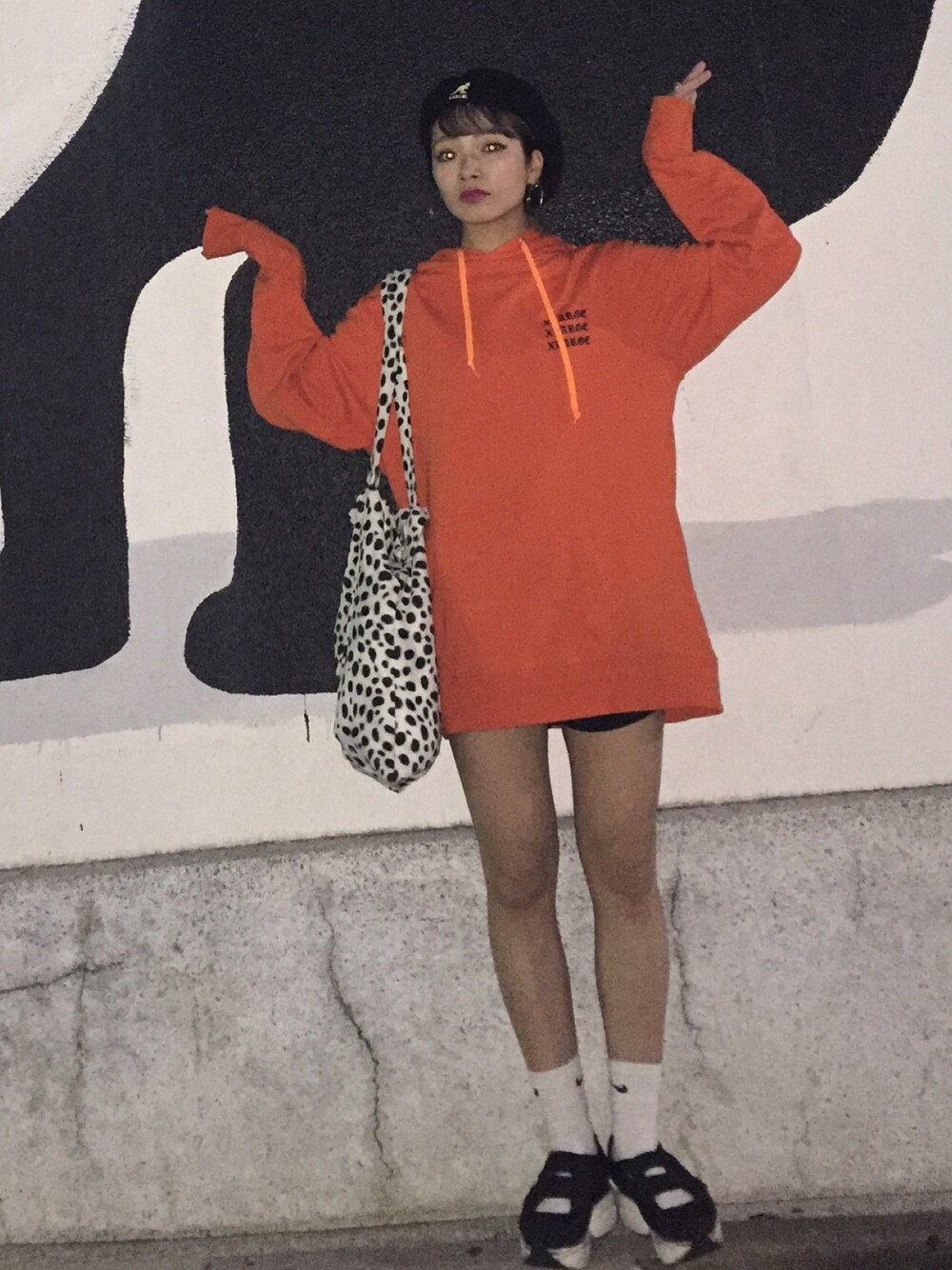 「オレンジ、パーカーワンピ、XLARGE」｜「Jeffrey Campbellの厚底スニーカー（スニーカー、ブラック系）」を使った、矢部ユウナさん（レディース・152cm）の秋コーディネートの1枚目の写真
