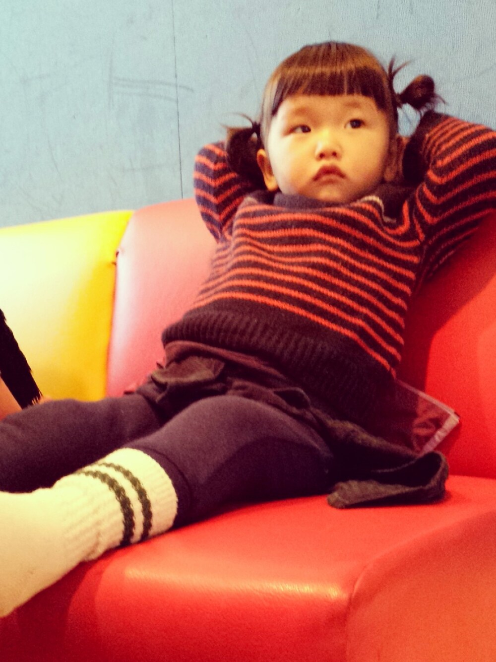 「ボーダー、kids、ラインソックス」｜「URBAN RESEARCH DOORS KIDSのFORK&SPOON オーガニックコットン2ラインクルー（ソックス/靴下、グリーン系）」を使った、△▲△▲△さん（キッズ・90cm）の冬コーディネートの1枚目の写真