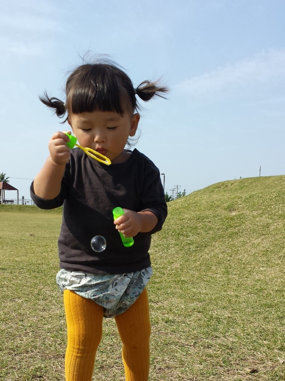 「無印良品、kids、タイツ、minnetonka、無地、かぼちゃパンツ」｜「Tシャツ（Tシャツ/カットソー、ブラック系）」を使った、△▲△▲△さん（キッズ・90cm）の冬コーディネートの1枚目の写真