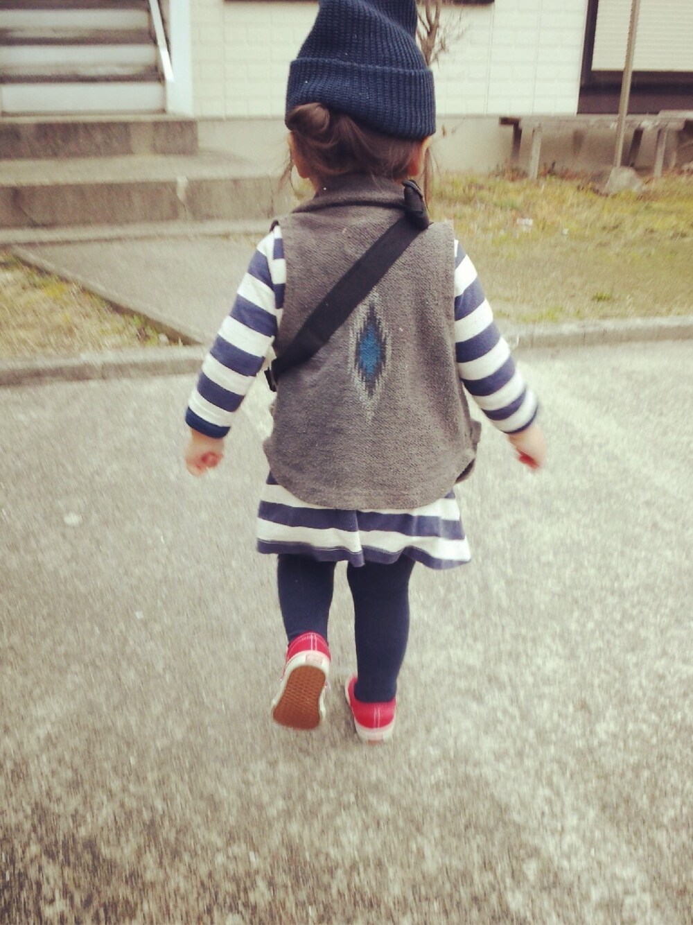 「VANS、ニットキャップ、kids」｜「VANSの靴（スニーカー、レッド系）」を使った、△▲△▲△さん（キッズ・90cm）の春コーディネートの1枚目の写真