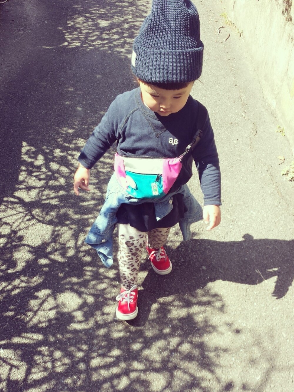 「VANS、ニットキャップ、kids」｜「VANSの靴（スニーカー、レッド系）」を使った、△▲△▲△さん（キッズ・90cm）の春コーディネートの1枚目の写真