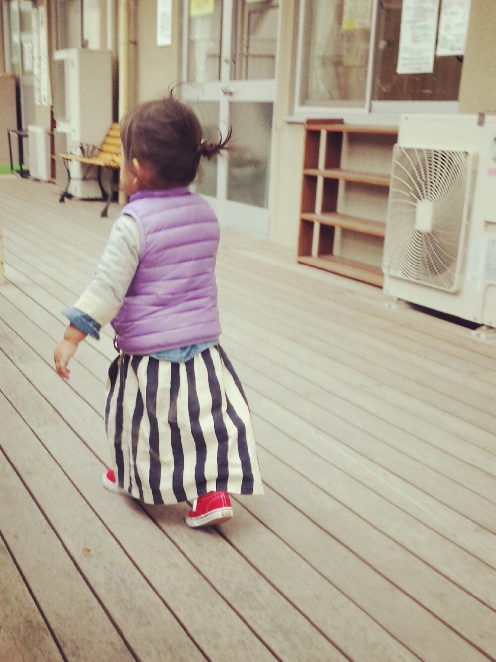 「VANS、アメカジ、マキシ、ストライプ、kids、パタゴニア、おだんご」｜「patagoniaのベスト
（ダウンベスト、パープル系）」を使った、△▲△▲△さん（キッズ・90cm）の春コーディネートの1枚目の写真