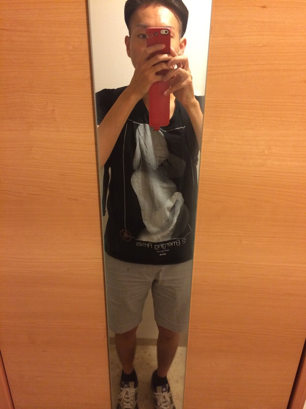 パープル系のスニーカー、ブラック系のTシャツ/カットソー、ホワイト系のその他パンツを着用したメンズの夏コーディネートの1枚目の写真