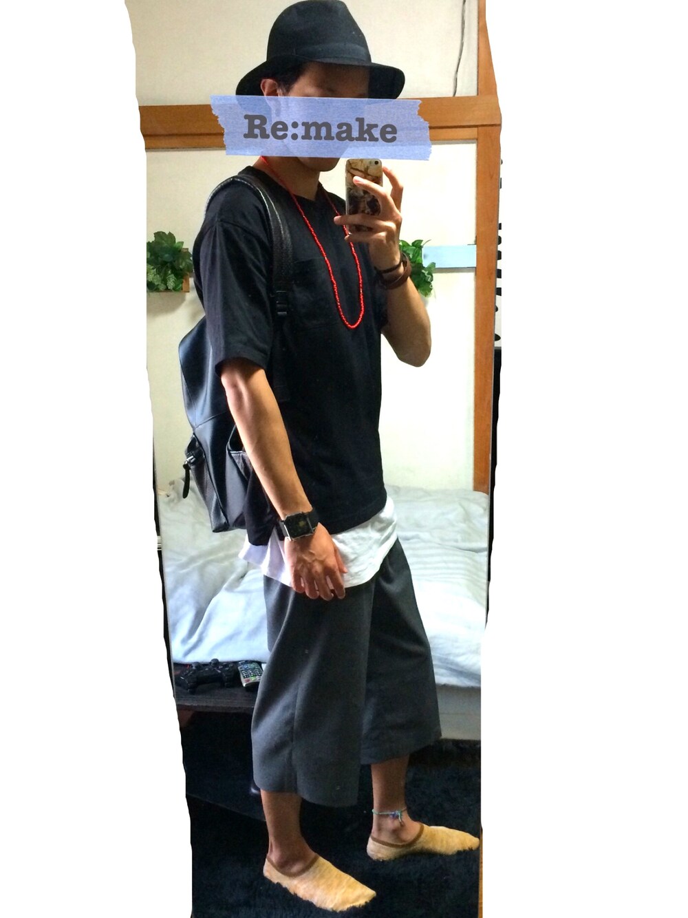 グレー系のTシャツ/カットソー、ホワイト系のタンクトップ、ブラック系のバックパック/リュックを着用したメンズの春コーディネートの1枚目の写真