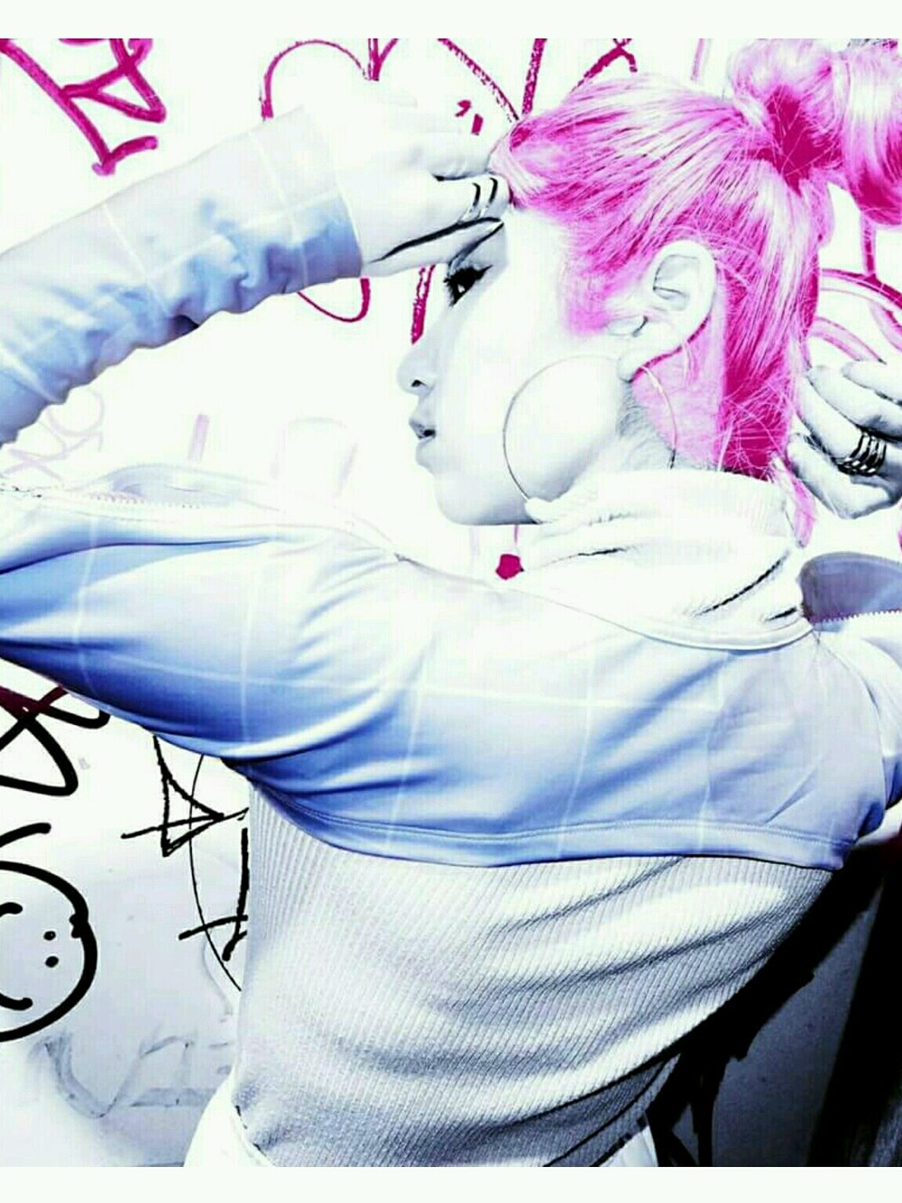 シルバー系のその他トップスを着用したレディースの春コーディネートの1枚目の写真