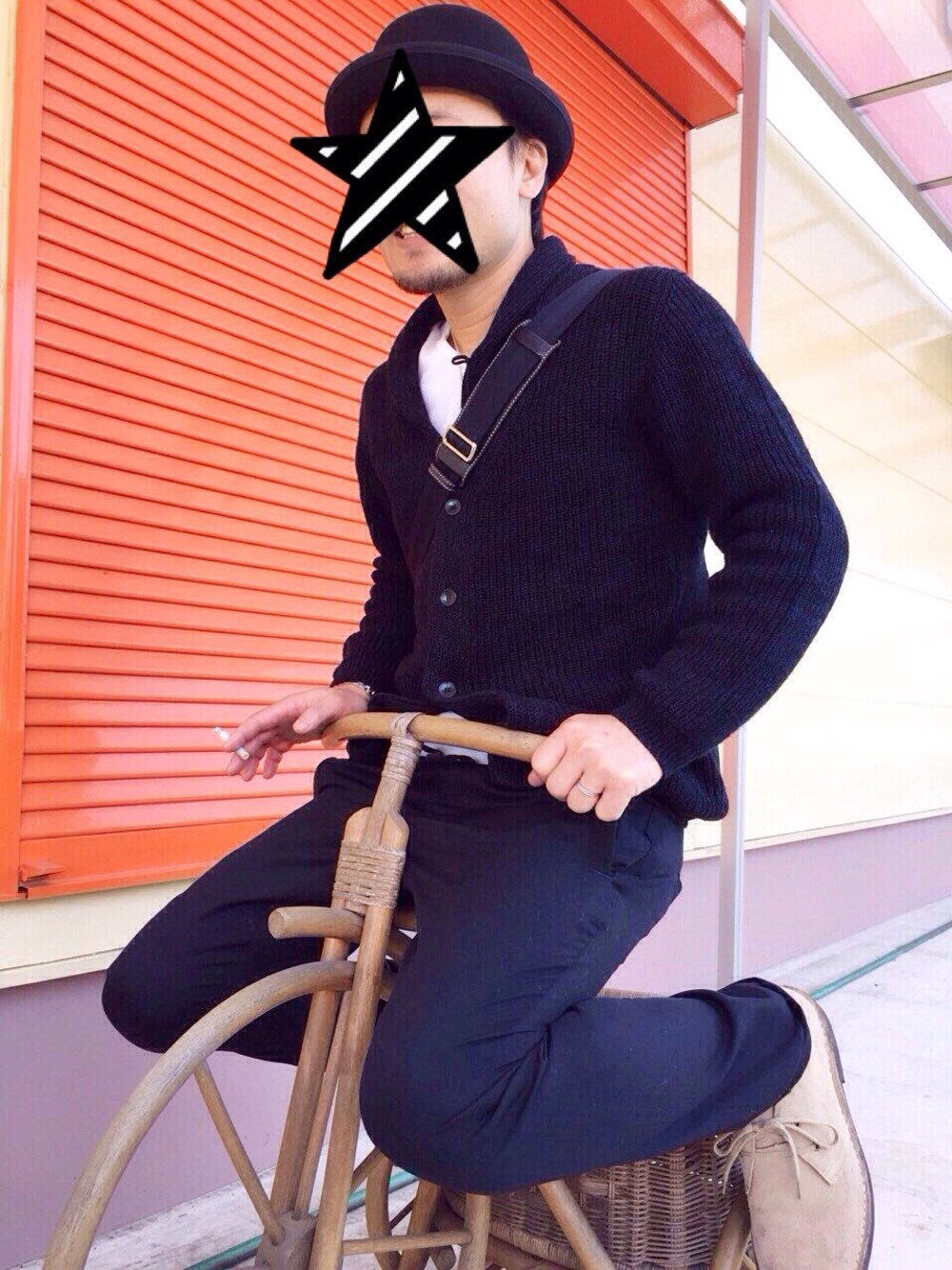 「黒パンツ、ブーツ、ハット、自転車スタイル」｜「stefanorossiのアイテム（ブーツ、ベージュ系）」を使った、HYさん（メンズ・165cm）の冬コーディネートの1枚目の写真