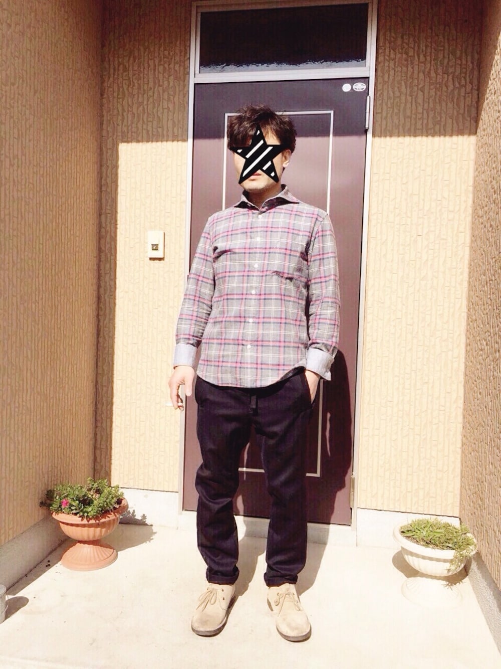 「チェックシャツ、黒パンツ、ブーツ」｜「stefanorossiのアイテム（ブーツ、ベージュ系）」を使った、HYさん（メンズ・165cm）の冬コーディネートの1枚目の写真