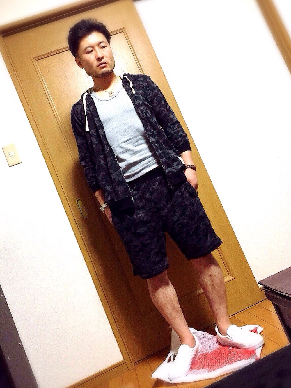 「セットアップ、カモフラ、ハーフパンツ、柄パンツ、柄×柄、スリッポン、KMタグハーフパンツ」｜「しまむらのアイテム（パーカー、ブラック系）」を使った、HYさん（メンズ・165cm）の春コーディネートの1枚目の写真