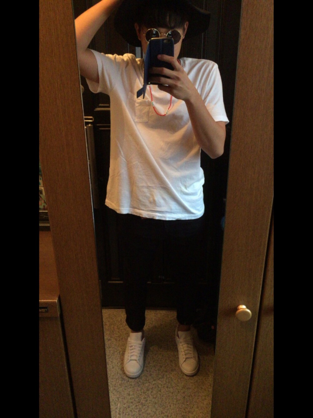 ホワイト系のTシャツ/カットソー、ブラック系のその他パンツ、ホワイト系のスニーカーを着用したメンズの夏コーディネートの1枚目の写真