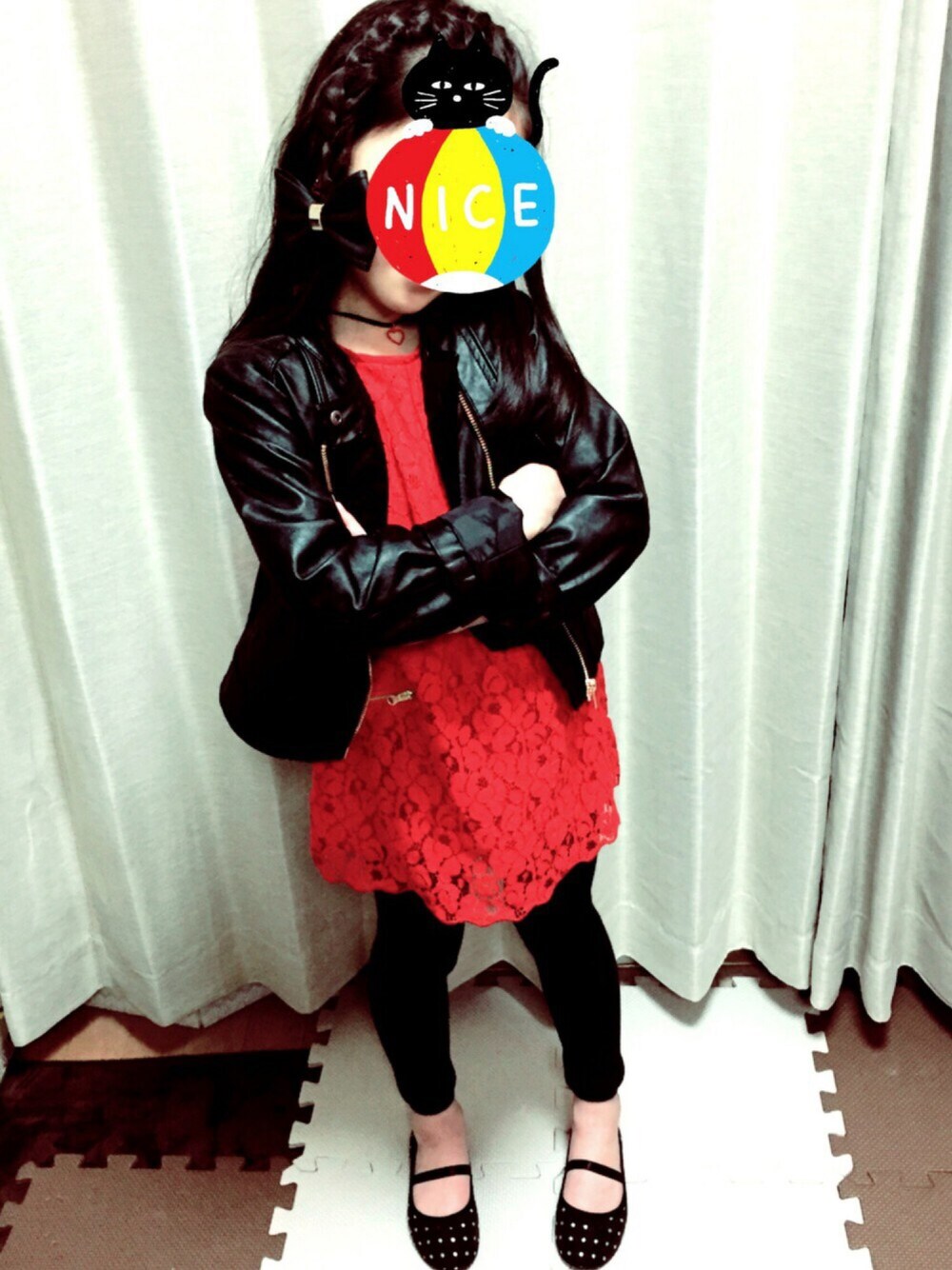 「赤黒、プチプラ、結婚式、モデルごっこ、H&Mキッズ、彼女は130 服は100 (^^;;」｜「H&Mのアイテム（ワンピース、レッド系）」を使った、aAcさん（キッズ・100cm）の冬コーディネートの1枚目の写真