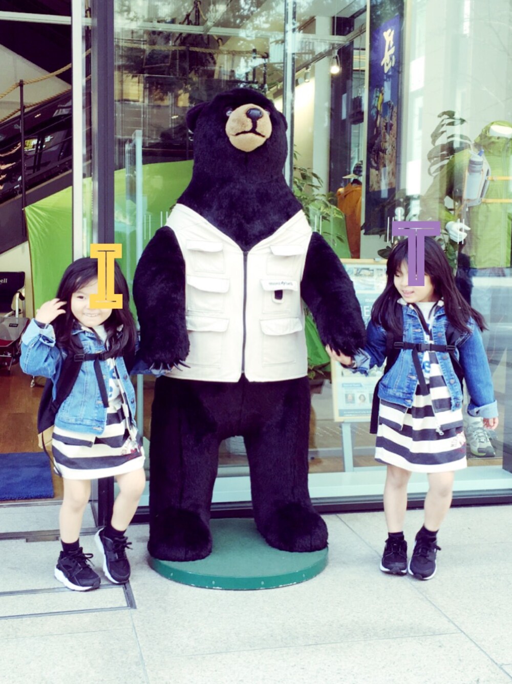 「OLD NAVYのアイテム（デニムジャケット、ブルー系）」を使った、nooooooomiさん（キッズ・110cm）の春コーディネートの1枚目の写真