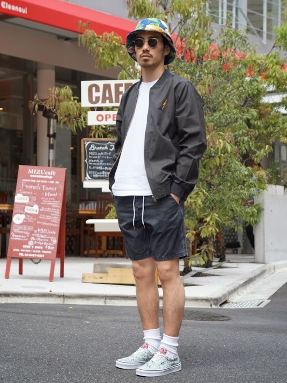 「VANS、black、shorts、お気に入りのTシャツ、スケータースタイル、BUCKET HAT、わたしのお母さん、RAWDRIP2nd」｜「RALPH LAURENのBUCKET HAT（ハット、その他）」を使った、RAWDRIP2ndさん（メンズ・170cm）の春コーディネートの1枚目の写真