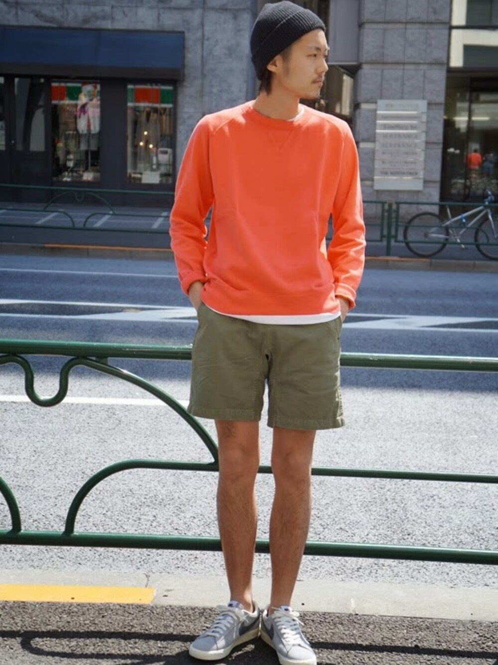 「SWEAT、shorts、スケータースタイル、わたしのお母さん、RAWDRIP2nd」｜「LEVI'S VINTAGE CLOTHINGのsweat（スウェット、レッド系）」を使った、RAWDRIP2ndさん（メンズ・178cm）の春コーディネートの1枚目の写真