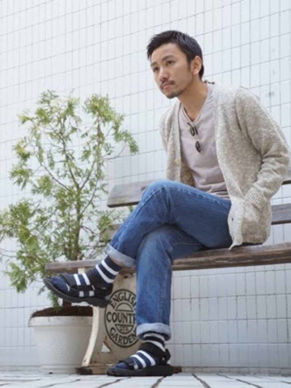 「SPORTS MIX、お気に入りのTシャツ、スキニーデニム、cardigan、わたしのお母さん、RAWDRIP2nd」｜「HIGHLAND 2000のCARDIGAN SWEATER（カーディガン/ボレロ、ベージュ系）」を使った、RAWDRIP2ndさん（メンズ・170cm）の春コーディネートの1枚目の写真