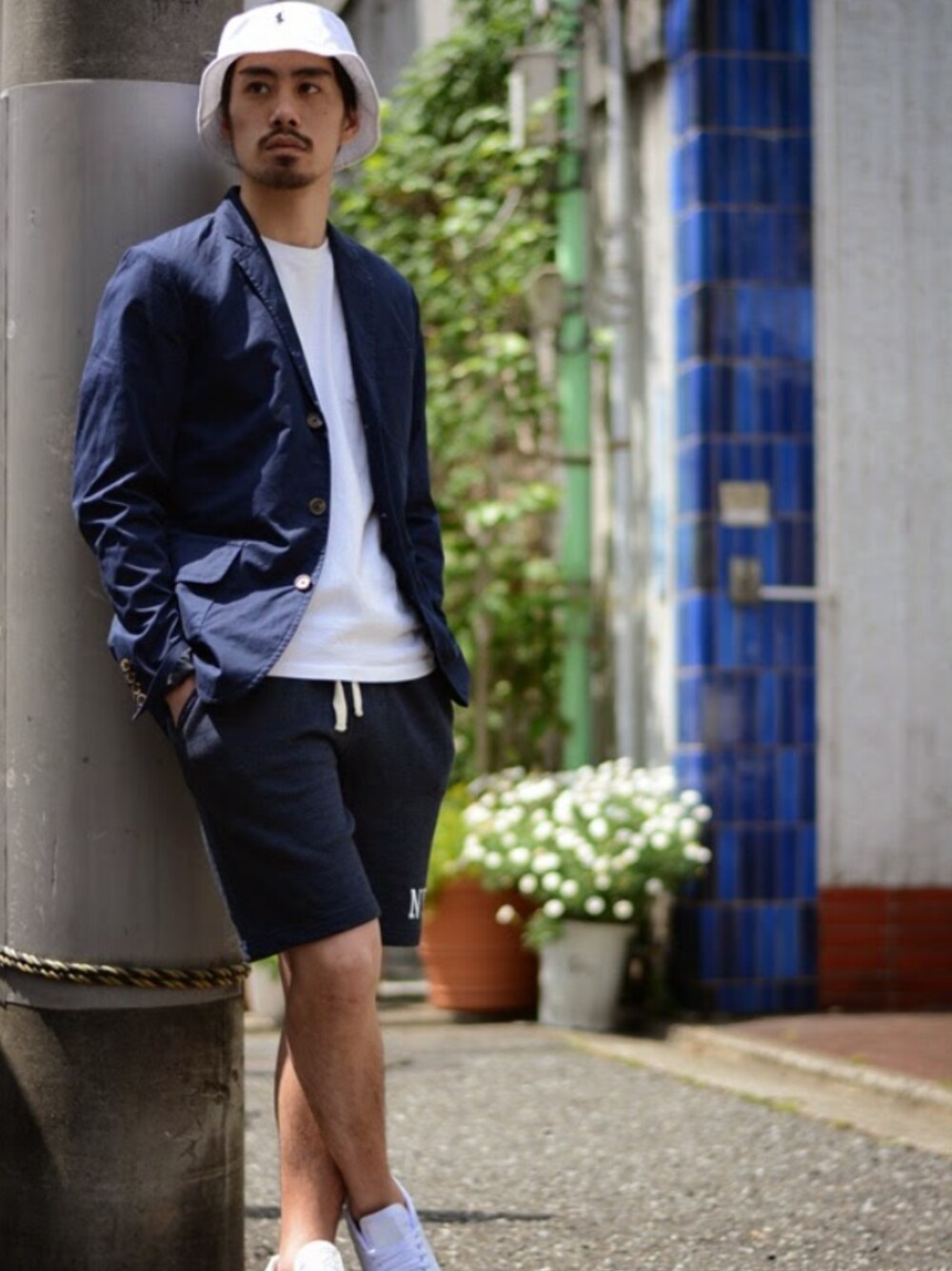 「テーラードJKT、ホワイト、navy、お気に入りのTシャツ、バケットハット、スケータースタイル、わたしのお母さん、RAWDRIP2nd」｜「POLO RALPH LAURENのBUCKET HAT（ハット、ホワイト系）」を使った、RAWDRIP2ndさん（メンズ・170cm）の春コーディネートの1枚目の写真