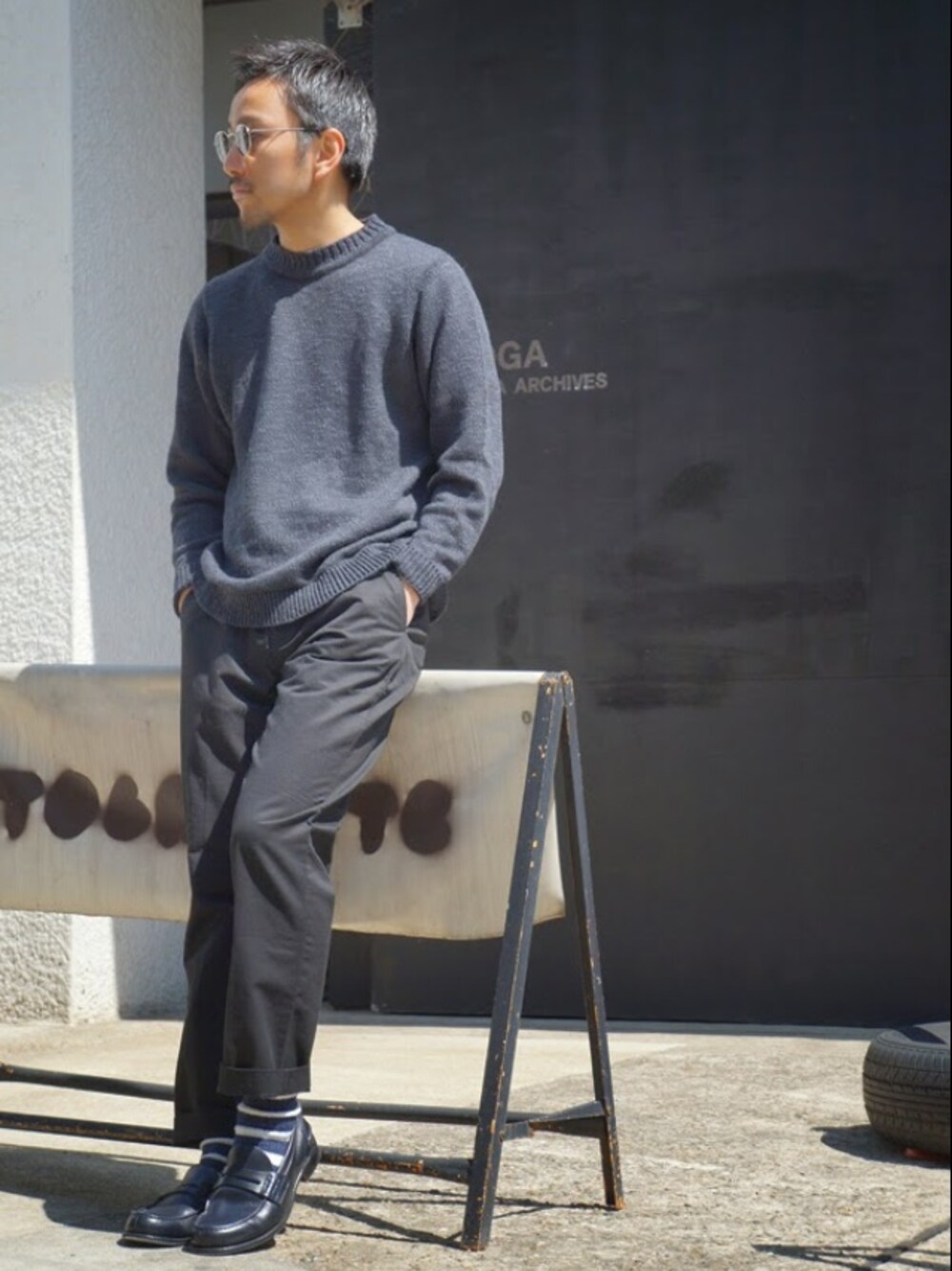 「わたしのお母さん、RAWDRIP2nd」｜「HIGHLAND 2000のCREW SWEATER（ニット/セーター、ブラック系）」を使った、RAWDRIP2ndさん（メンズ・170cm）の春コーディネートの1枚目の写真