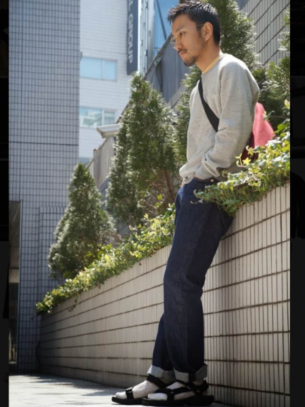 「わたしのお母さん、RAWDRIP2nd」｜「LEVI'S VINTAGE CLOTHINGのCREW SWEAT（スウェット、グレー系）」を使った、RAWDRIP2ndさん（メンズ・170cm）の春コーディネートの1枚目の写真