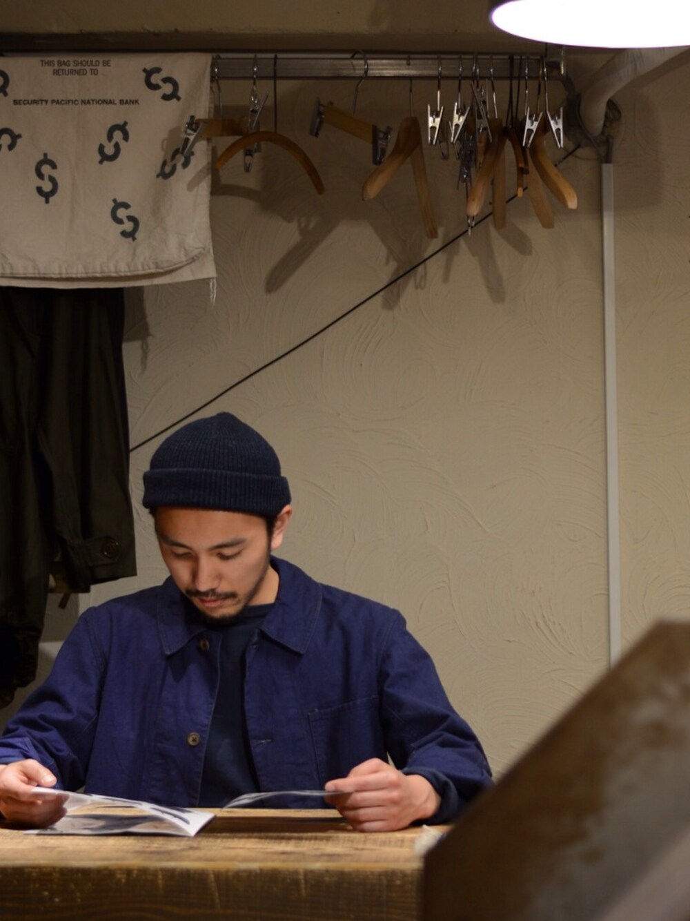 「ネイビースタイル、RAWDRIP2nd」｜「ANONYMOUS ISM INDIGO WATCH CAP （ニットキャップ/ビーニー、ブルー系）」を使った、RAWDRIP2ndさん（メンズ・170cm）の春コーディネートの1枚目の写真