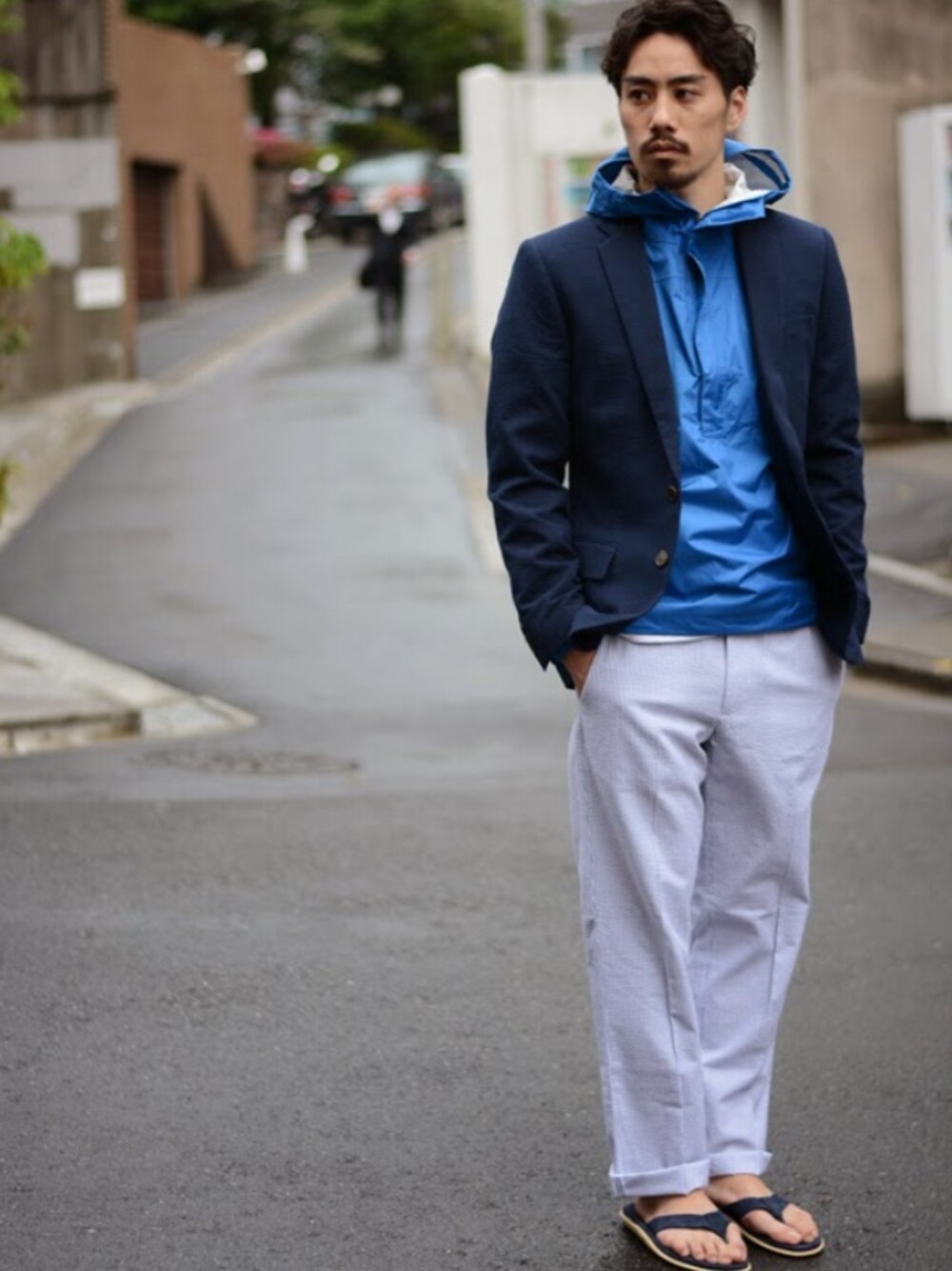 「ネイビー、ナイロン、レザーサンダル、RAWDRIP2nd」｜「J.CREWのSEERSUCKER JACKET（テーラードジャケット、ブルー系）」を使った、RAWDRIP2ndさん（メンズ・170cm）の春コーディネートの1枚目の写真