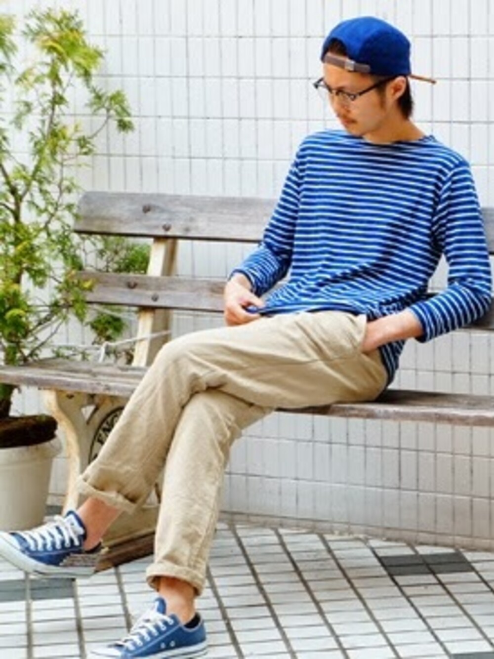 「ボーダートップス、帽子×メガネ、RAWDRIP2nd」｜「EBBETS FIELD FLANNELのSUEDE VISOR 5PANEL CAP NAVY（キャップ、ブルー系）」を使った、RAWDRIP2ndさん（メンズ・178cm）の春コーディネートの1枚目の写真