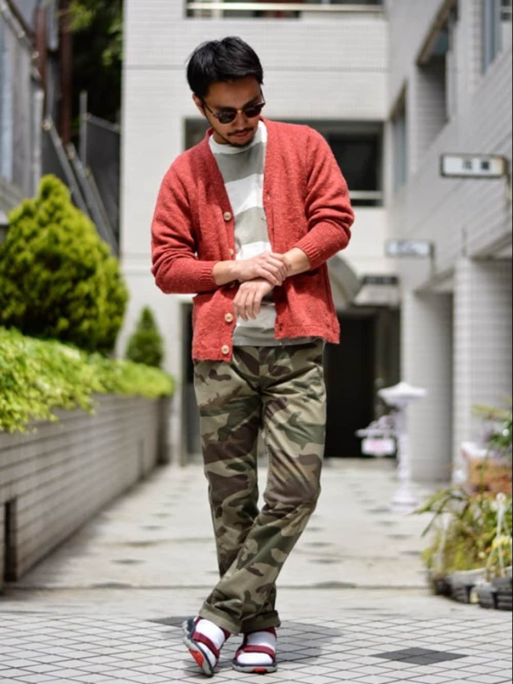 「カーディガン、柄パンツ、スポーツミックス、RAWDRIP2nd」｜「RAYBAN RB3016 CLUBMASTER CLASSIC（サングラス、ブラック系）」を使った、RAWDRIP2ndさん（メンズ・170cm）の春コーディネートの1枚目の写真