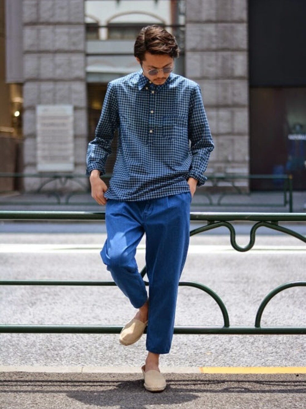 「ブルー、サングラス、インディゴ、エスパドリーユ、RAWDRIP2nd」｜「LEVI'S VINTAGE CLOTHINGのPULL OVER SHITS（シャツ/ブラウス、ブルー系）」を使った、RAWDRIP2ndさん（メンズ・178cm）の春コーディネートの1枚目の写真