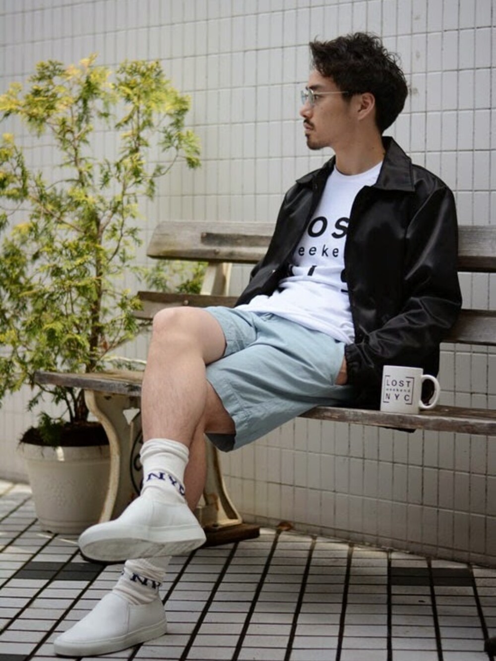 「丸メガネ、ショーツ、NYC、RAWDRIP2nd」｜「EBBETS FIELD FLANNELのSATIN WINDBREAKER COACH JACKET（ブルゾン、ブラック系）」を使った、RAWDRIP2ndさん（メンズ・170cm）の夏コーディネートの1枚目の写真