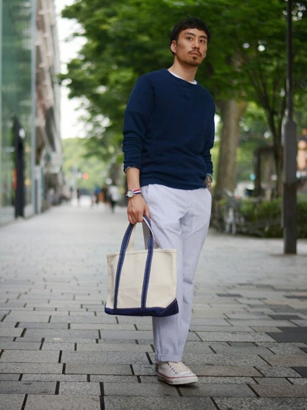 「トートバッグ、インディゴ、シアサッカー、RAWDRIP2nd」｜「APOLIS INDIGO SWEAT（スウェット、ブルー系）」を使った、RAWDRIP2ndさん（メンズ・170cm）の夏コーディネートの1枚目の写真