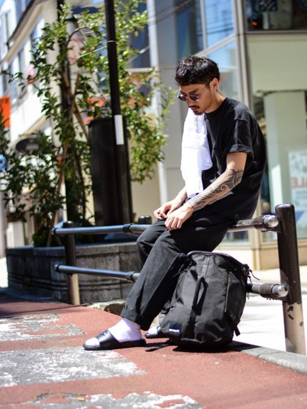 「black、backpack、NIKE、RAWDRIP2nd」｜「SHURONのRONSTRONG（サングラス、ブラック系）」を使った、RAWDRIP2ndさん（メンズ・170cm）の夏コーディネートの1枚目の写真