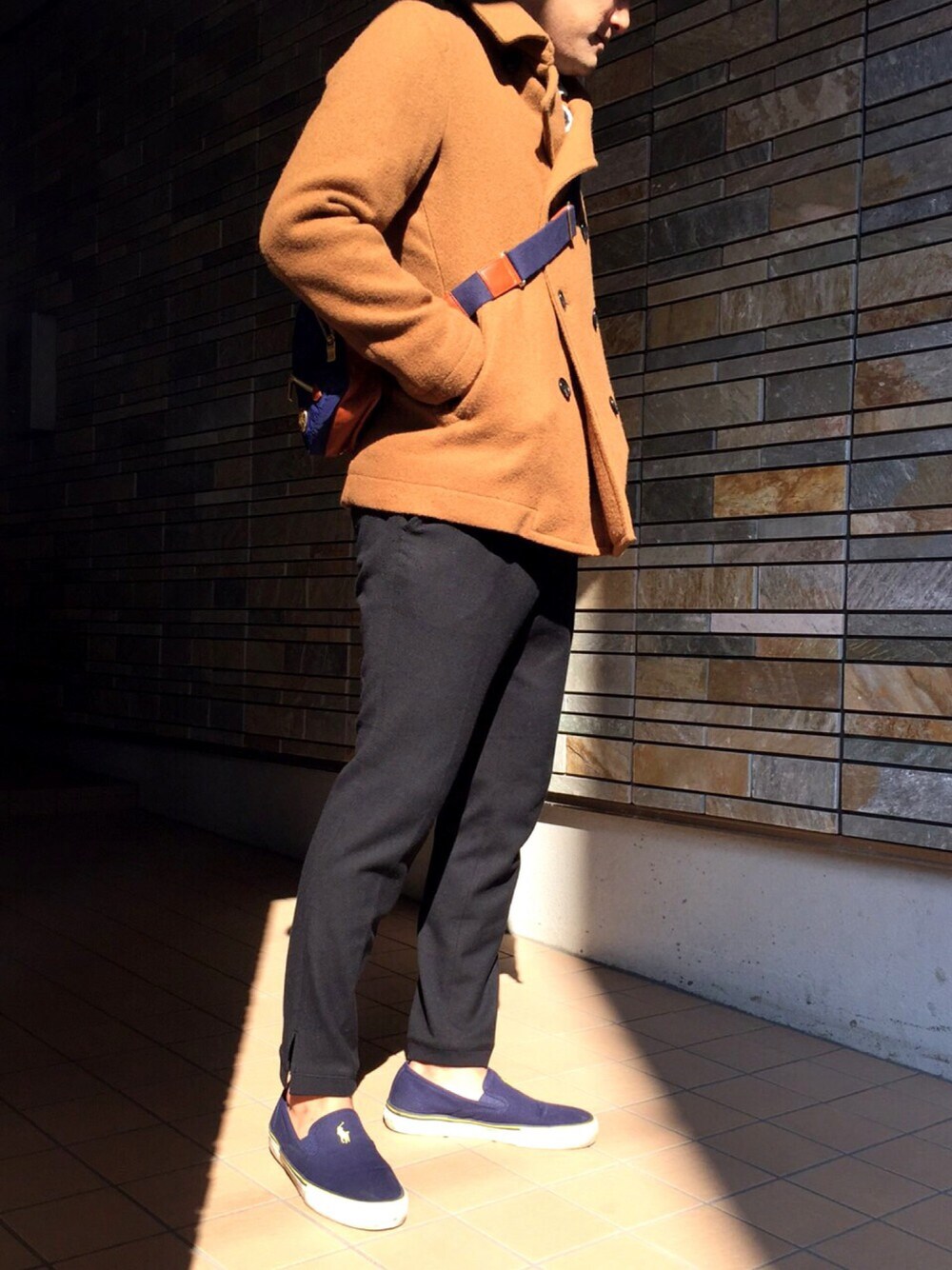 「オトナカジュアル、Pコート、キャメル、リブパンツ、ボーダー、ボーダートップス」｜「5351POUR LES HOMMES ET LES FEMMES　のT/R2WAYｽﾄﾚｯﾁ1ﾀｯｸﾘﾗｯｸｽ（その他パンツ、ブラック系）」を使った、KEITOさん（メンズ・178cm）の冬コーディネートの1枚目の写真