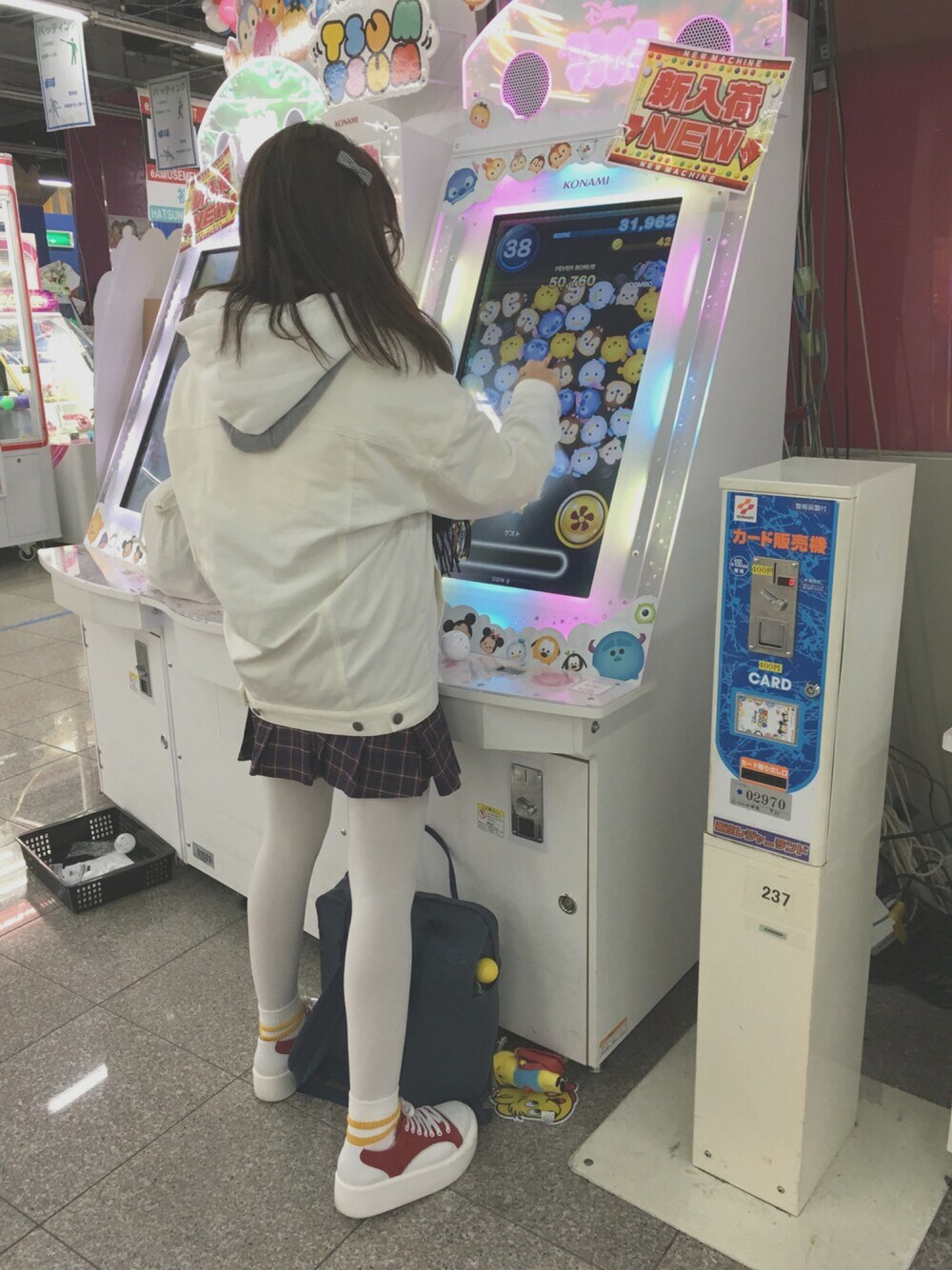 「台場、シンプルコーデ、春、オトナカジュアル、ゆるコーデ、デニムパンツ、white、ootd、カジュアル」｜「DAMMYのDAMMY/プリントスウェットプルオーバー（スウェット、ホワイト系）」を使った、さこ♥さん（レディース・158cm）の冬コーディネートの1枚目の写真