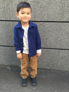 「KEEN（キーン）のアイテム（その他シューズ、ブラック系）」を使った、三兄弟さん（キッズ・100cm）の秋コーディネート