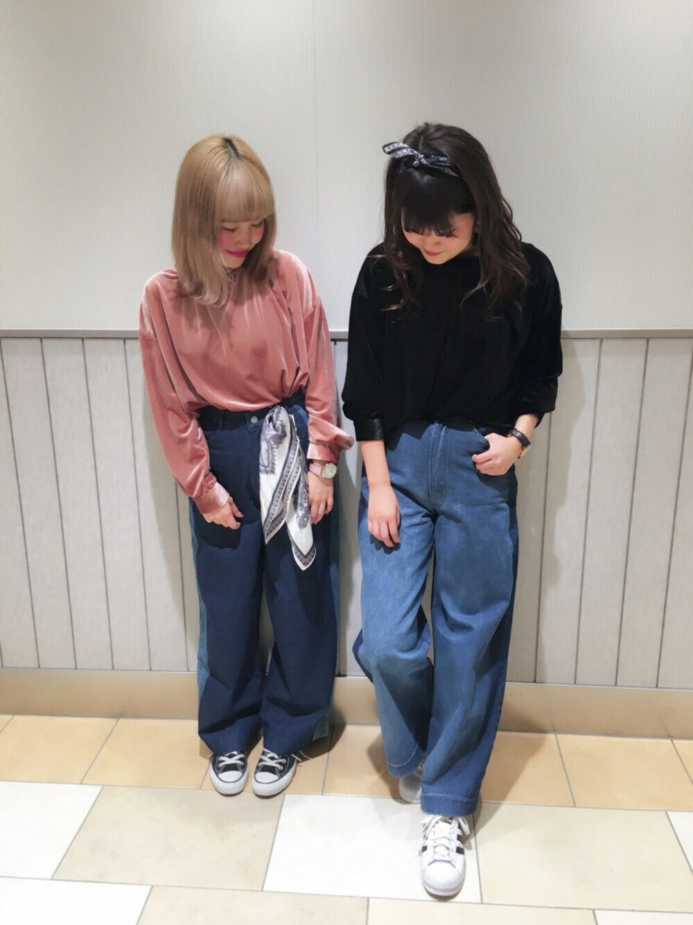 「パンツスタイル、ゆるコーデ、デニムワイドパンツ、ベロア、ピンク、スカーフ、ベロアトップス、カジュアル、双子コーデ、おそろいコーデ」｜「archivesのギャザーハイネックベロアプルオーバー（Tシャツ/カットソー、ピンク系）」を使った、ゆきみさん（レディース・153cm）の冬コーディネートの1枚目の写真