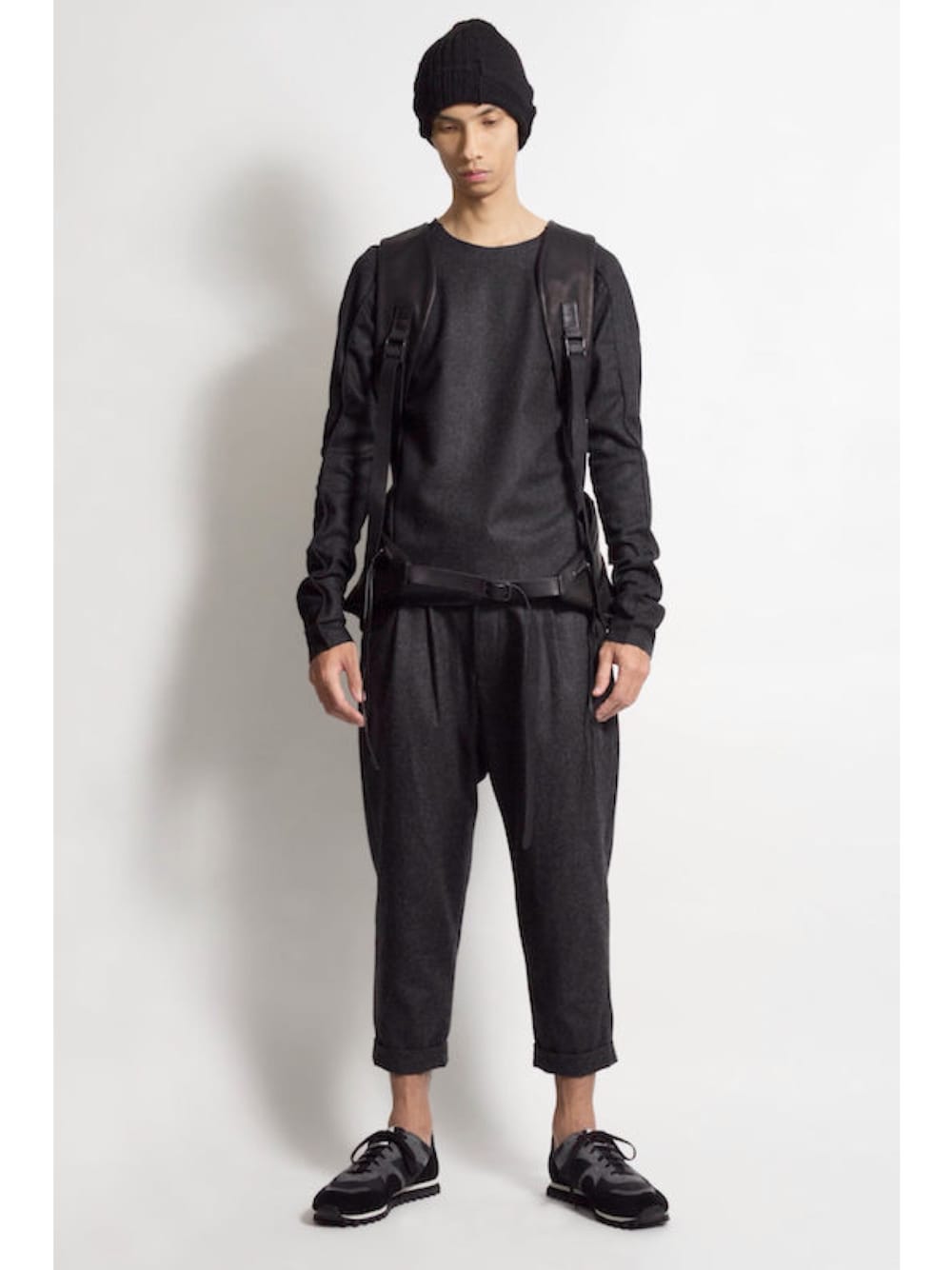 ブラック系のTシャツ/カットソー、ブラック系のバックパック/リュック、その他のその他パンツを着用したメンズの夏コーディネートの1枚目の写真