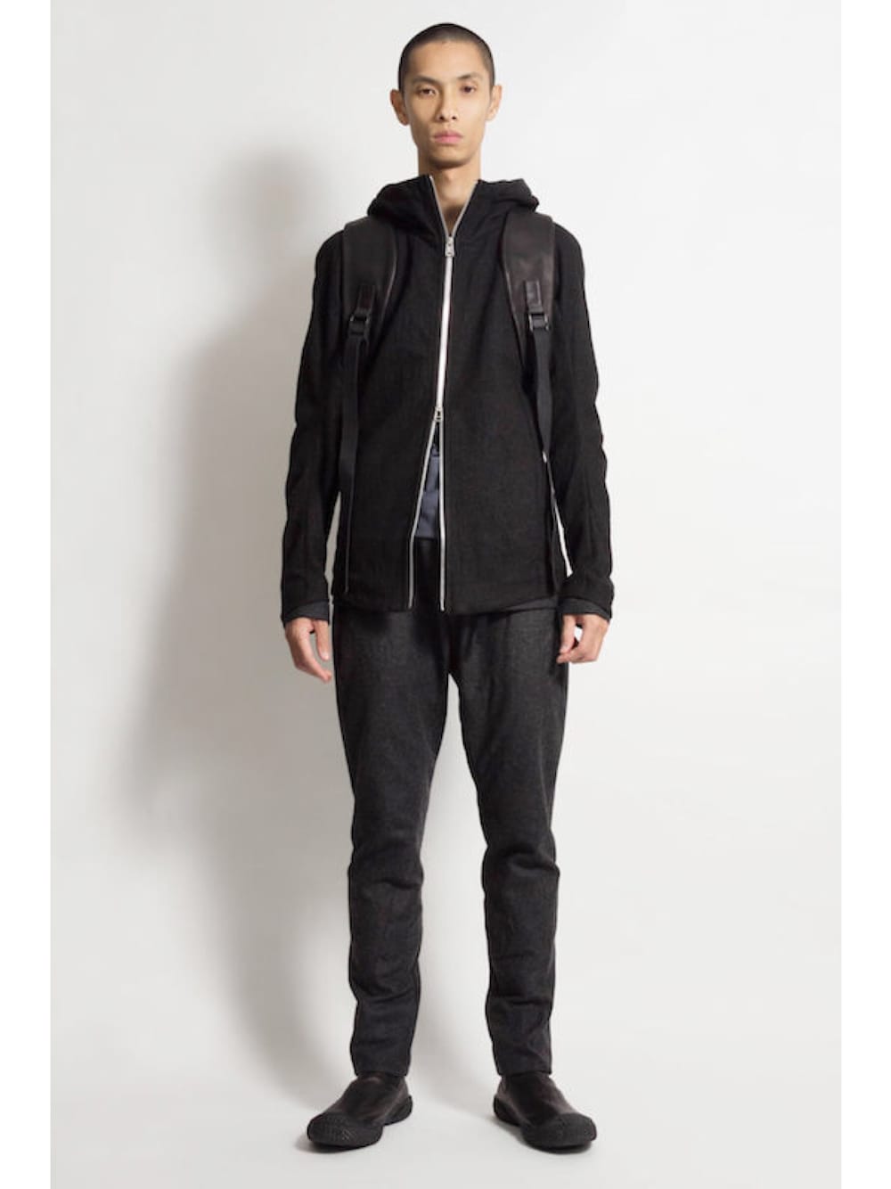 ブラック系のブルゾン、その他のTシャツ/カットソー、その他のその他パンツを着用したメンズの秋コーディネートの1枚目の写真