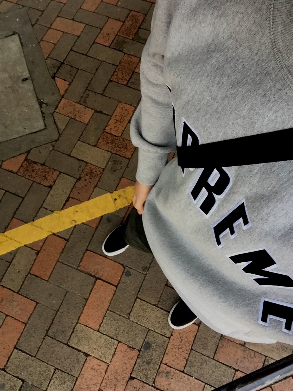 「Supreme のアイテム（パーカー、グレー系）」を使った、Austin Leungさん（メンズ・180cm）の冬コーディネートの1枚目の写真
