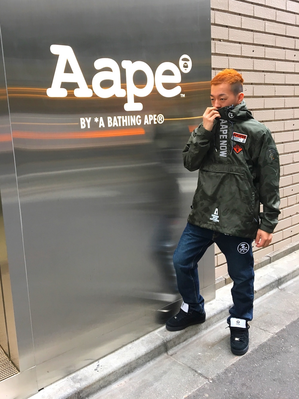 「AAPE、abathingape、プルオーバー、ジャケット、カーキ、デニム、シンプル、カジュアル、カンガルーポケット、リフレクター」｜「AAPE BY A BATHING APEのAAPE HJ HOODED JACKETS（ナイロンジャケット、グリーン系）」を使った、山本雄也さん（メンズ・165cm）の春コーディネートの1枚目の写真