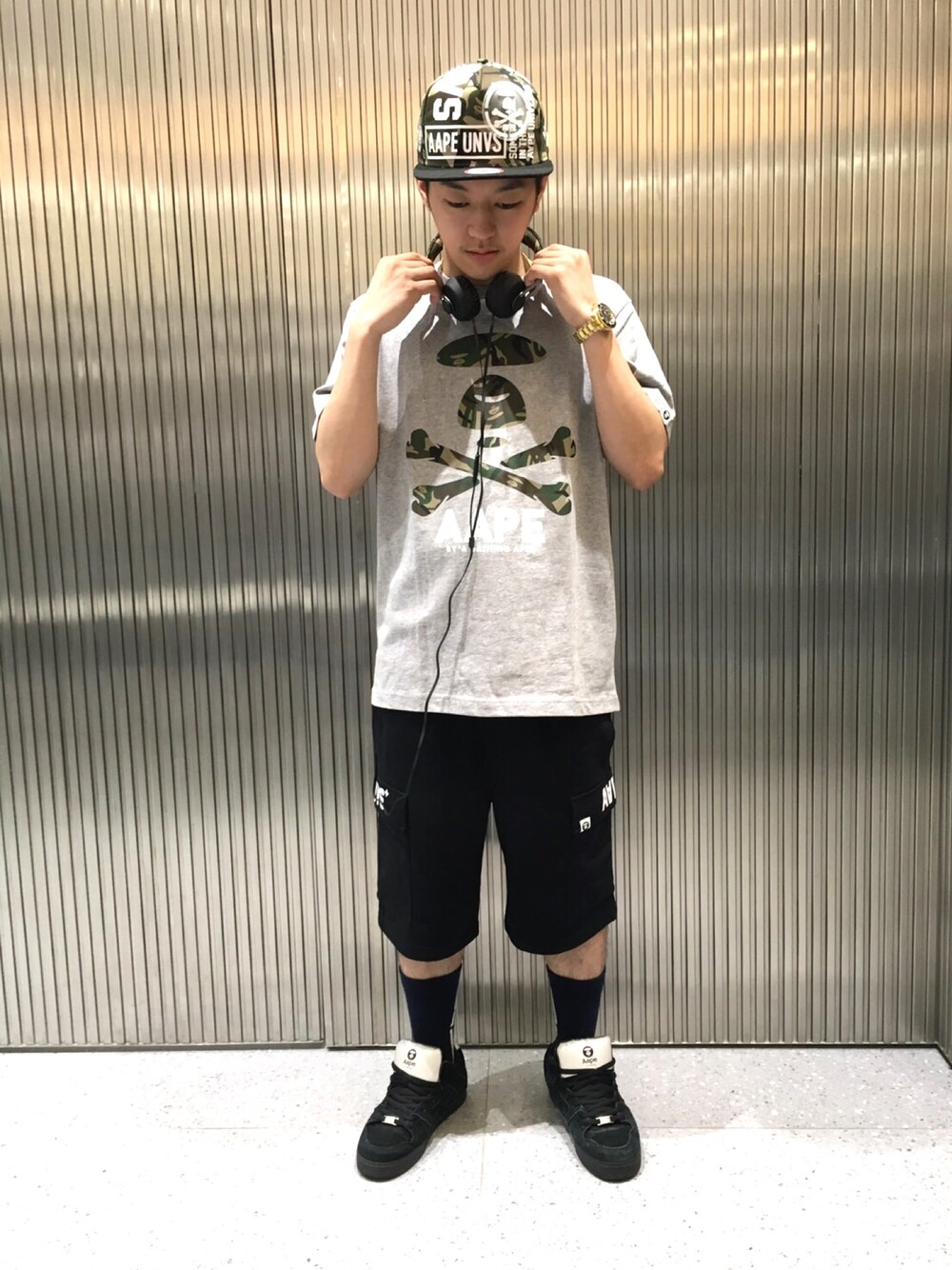 「AAPE、abathingape、夏、カジュアル、ストリート、カモフラ、ヘッドホン、ラフ、スウェット、スニーカー」｜「AAPE BY A BATHING APEのAAPE NEW ERA CAP：ニューエラ キャップ（キャップ、グリーン系）」を使った、山本雄也さん（メンズ・165cm）の夏コーディネートの1枚目の写真