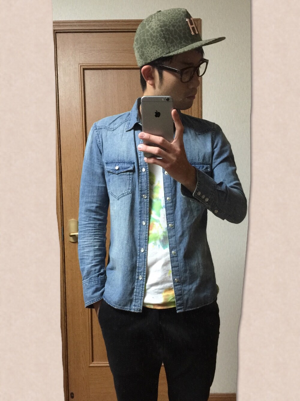 ブルー系のシャツ/ブラウスを着用したメンズの秋コーディネートの1枚目の写真