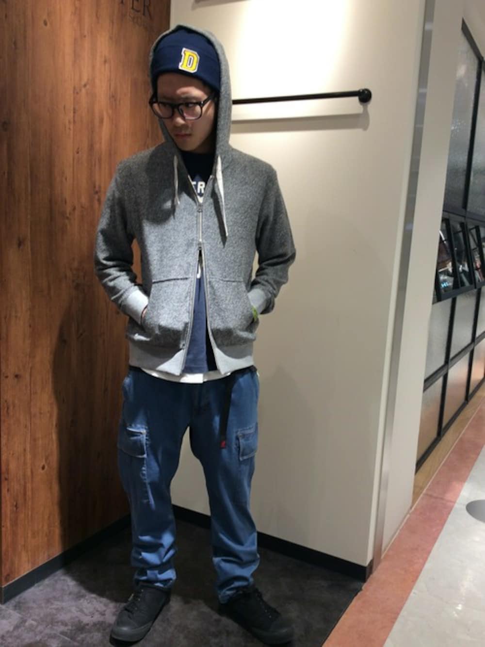 ブルー系のTシャツ/カットソー、ホワイト系のTシャツ/カットソー、グレー系のパーカーを着用したメンズの春コーディネートの1枚目の写真