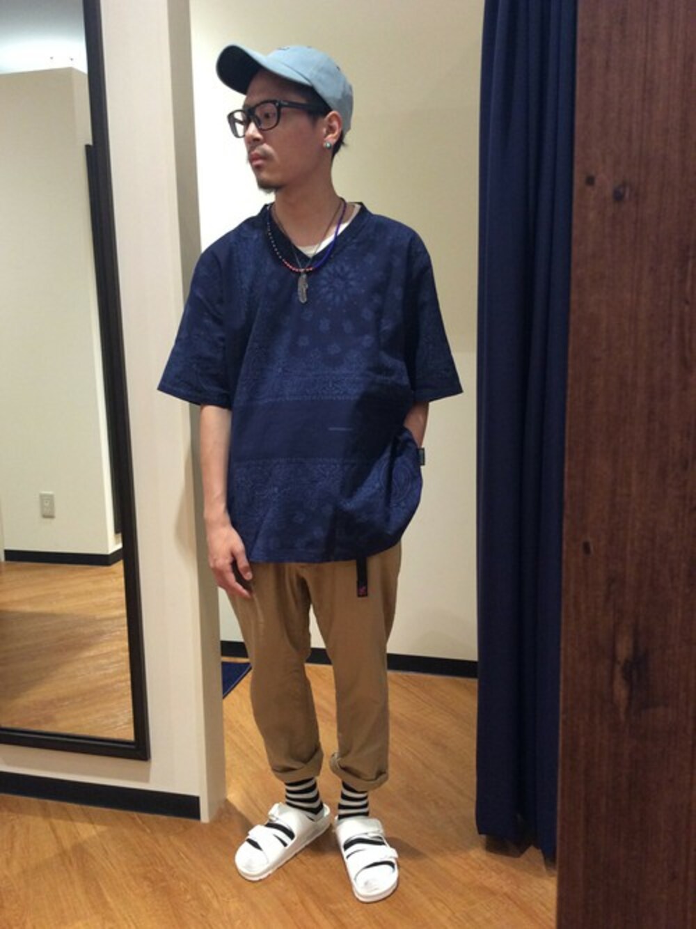 ブルー系のシャツ/ブラウス、ベージュ系のその他パンツ、ブルー系のキャップを着用したメンズの夏コーディネートの1枚目の写真