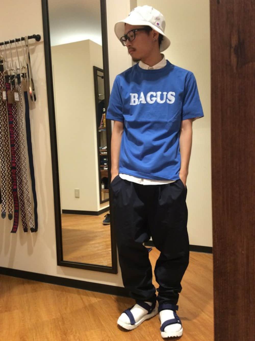 ブルー系のサンダル、ホワイト系のシャツ/ブラウス、ブルー系のTシャツ/カットソーを着用したメンズの夏コーディネートの1枚目の写真