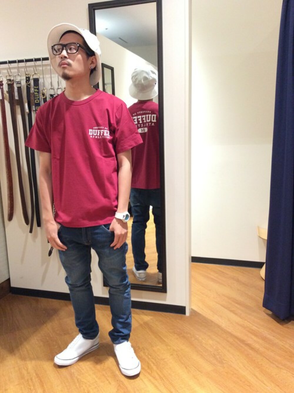 ホワイト系のスニーカー、レッド系のTシャツ/カットソー、ホワイト系のハットを着用したメンズの夏コーディネートの1枚目の写真