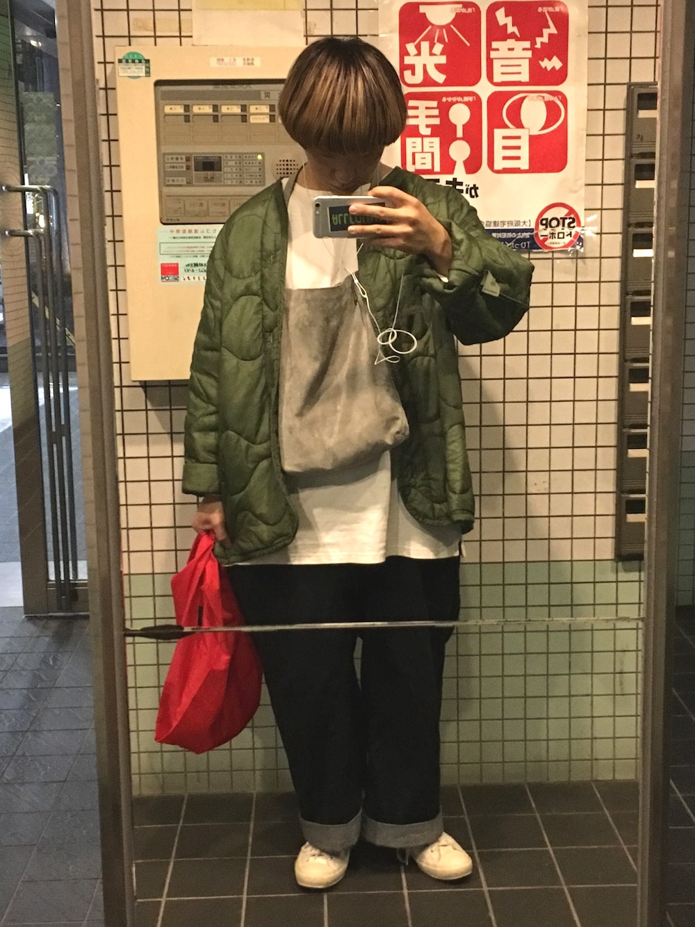 「大学生、大阪、古着、used、マッシュ、おしゃれさんと繋がりたい、秋」｜「Hender SchemeのHender Scheme pig shoulder big（ショルダーバッグ、グレー系）」を使った、Tさん（メンズ・163cm）の秋コーディネートの1枚目の写真