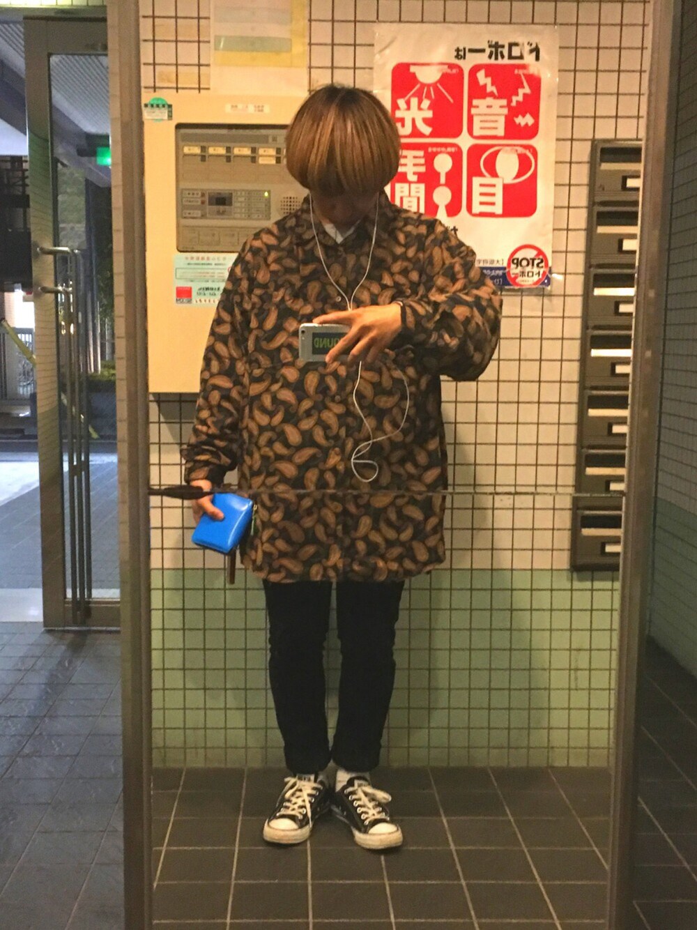 「柄、冬コーデ、大阪、大学生、マッシュ、ハイトーンカラー、COMME des GARCONS、wallet comme des garcons」｜「CONVERSEのconverse コンバース ALL STAR OX オールスター OX 3216 BLACK(US) （スニーカー、ブラック系）」を使った、Tさん（メンズ・163cm）の秋コーディネートの1枚目の写真